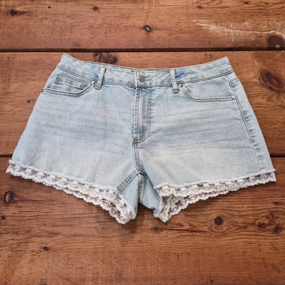 No Boundaries Light Wash Lace Trim Denim Jean Shorts Womens Size 10 Boho